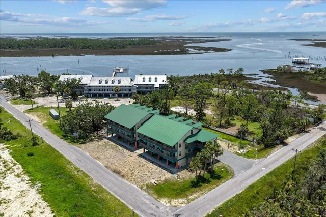 $180,000 | 15 1st Street West, Unit 307, Steinhatchee, FL 32359