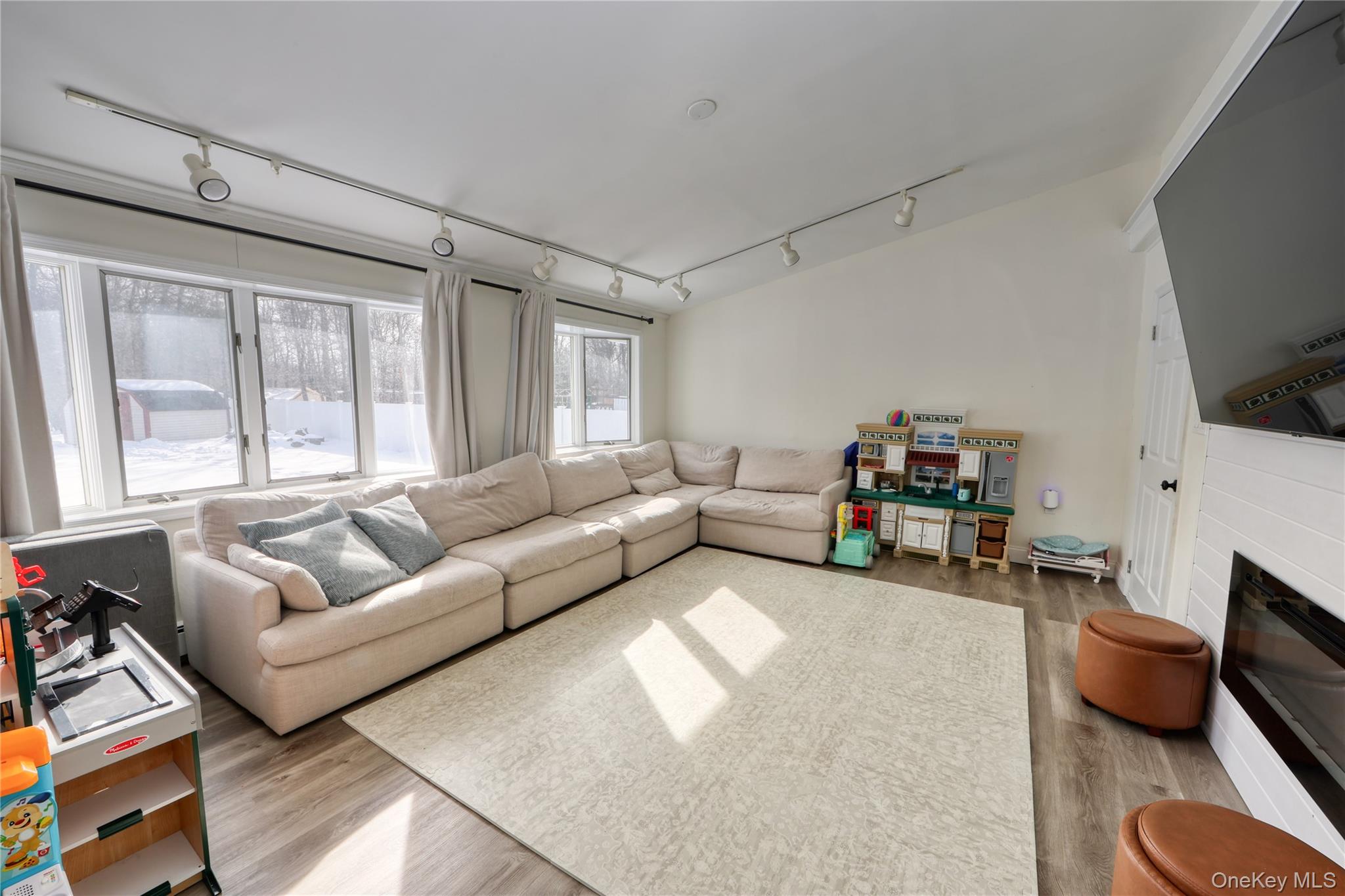 219 Pond Road Bohemia, NY 11716 - Photo 17 of 31