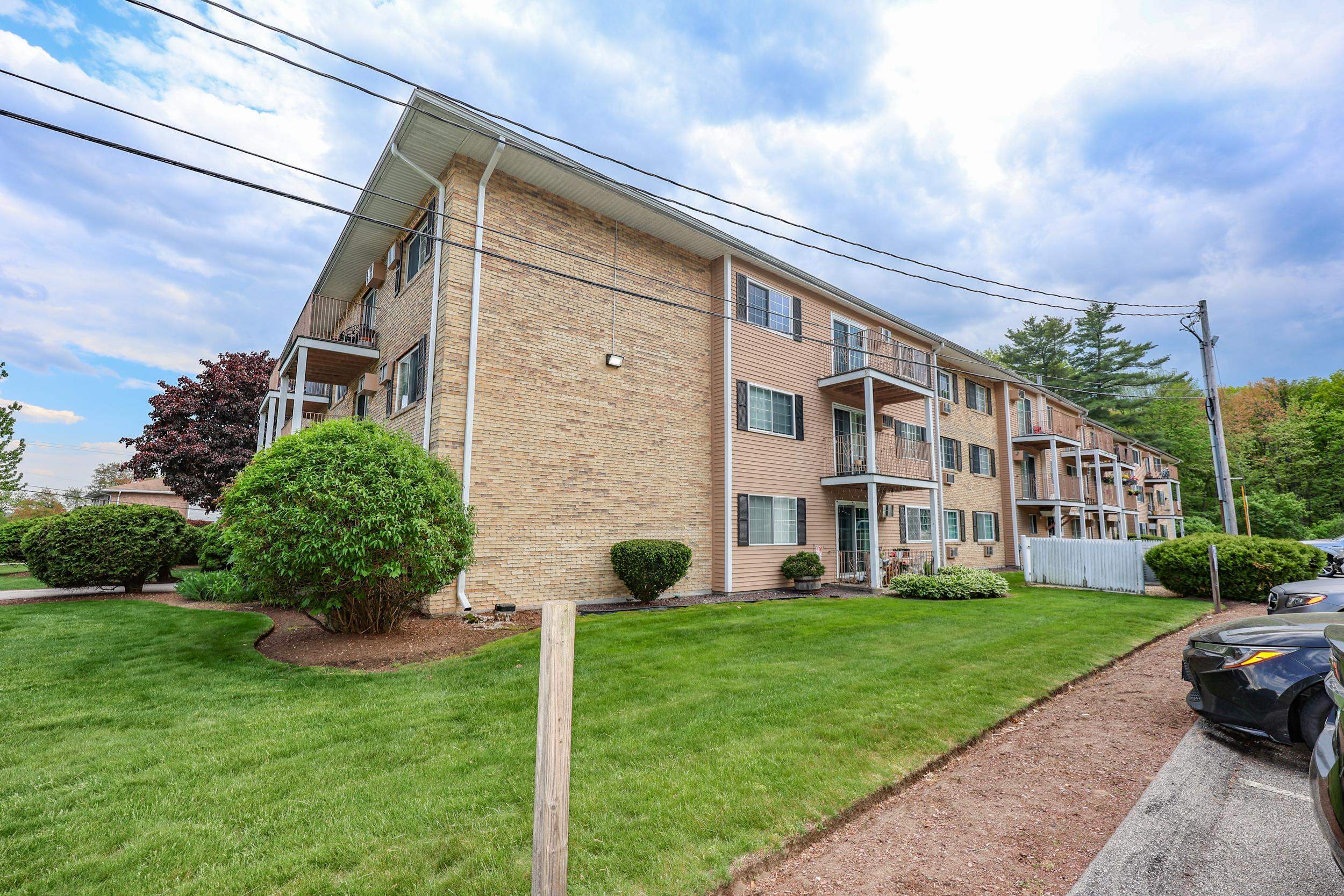 379 Huse Road, Unit 14 Manchester, NH 03103 - Photo 2 of 25