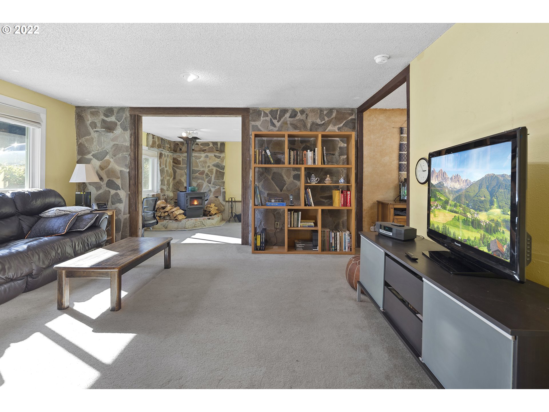 21915 South Green Mountain Road Colton, OR 97017 - Photo 5 of 32 a living room with furniture and a flat screen tv