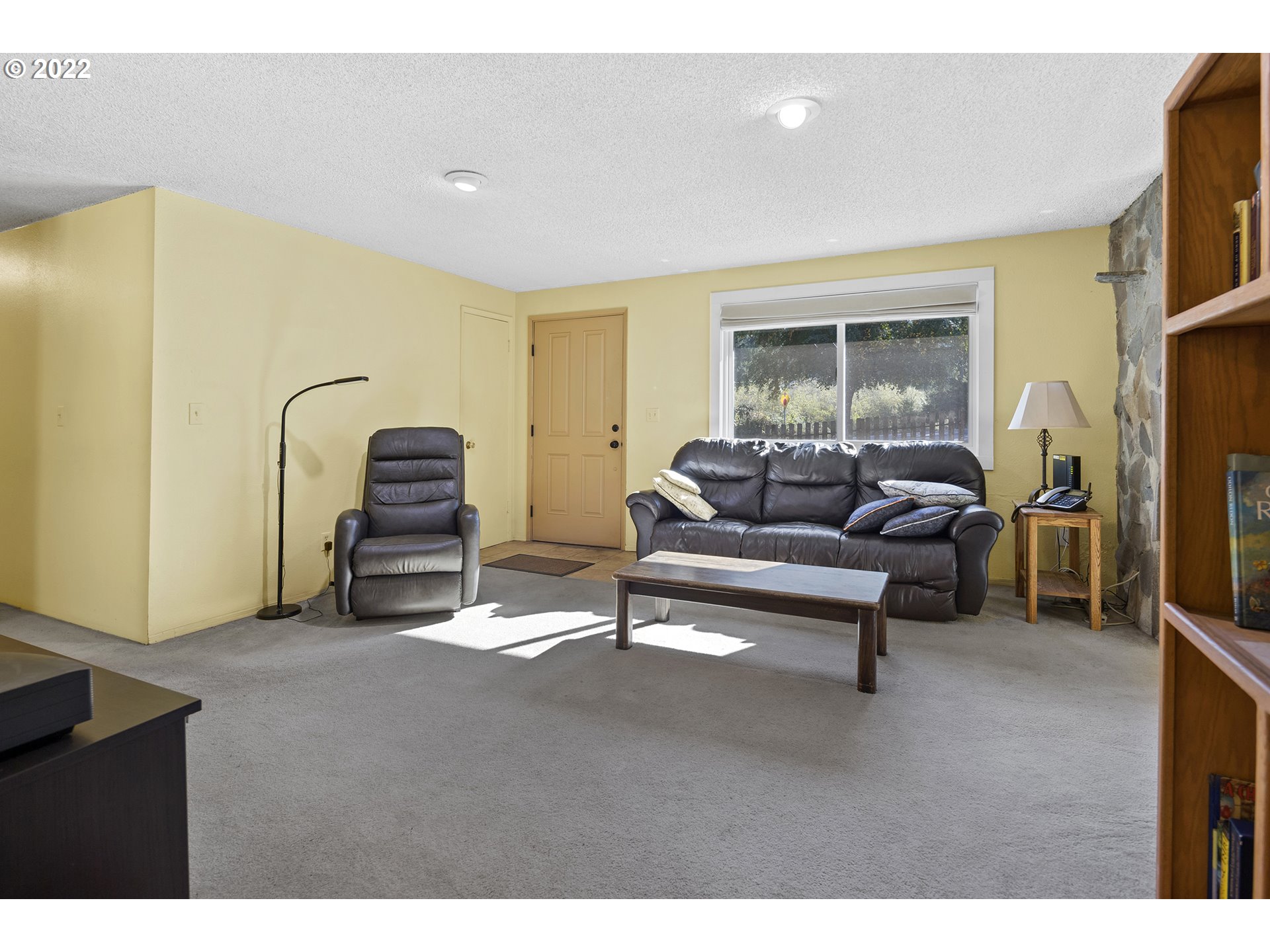 21915 South Green Mountain Road Colton, OR 97017 - Photo 8 of 32 a living room with furniture