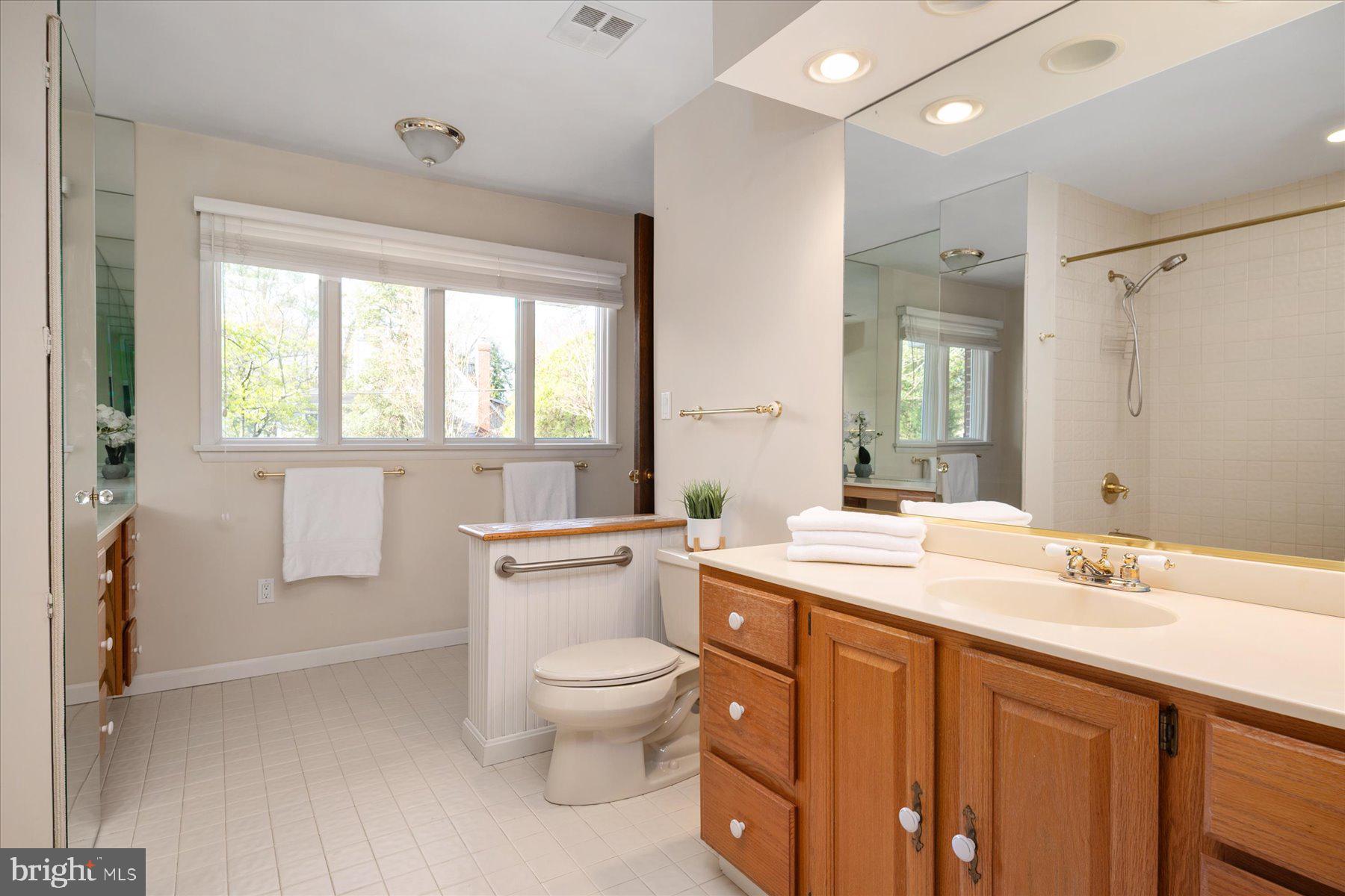 112 Park Avenue Edgewater, MD 21037 - Photo 30 of 58 Main level Bedroom 2 en suite bathroom