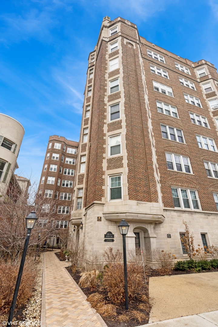 6334 North Sheridan Road, Unit 1D Chicago, IL 60660 - Photo 1 of 15 a front view of a building