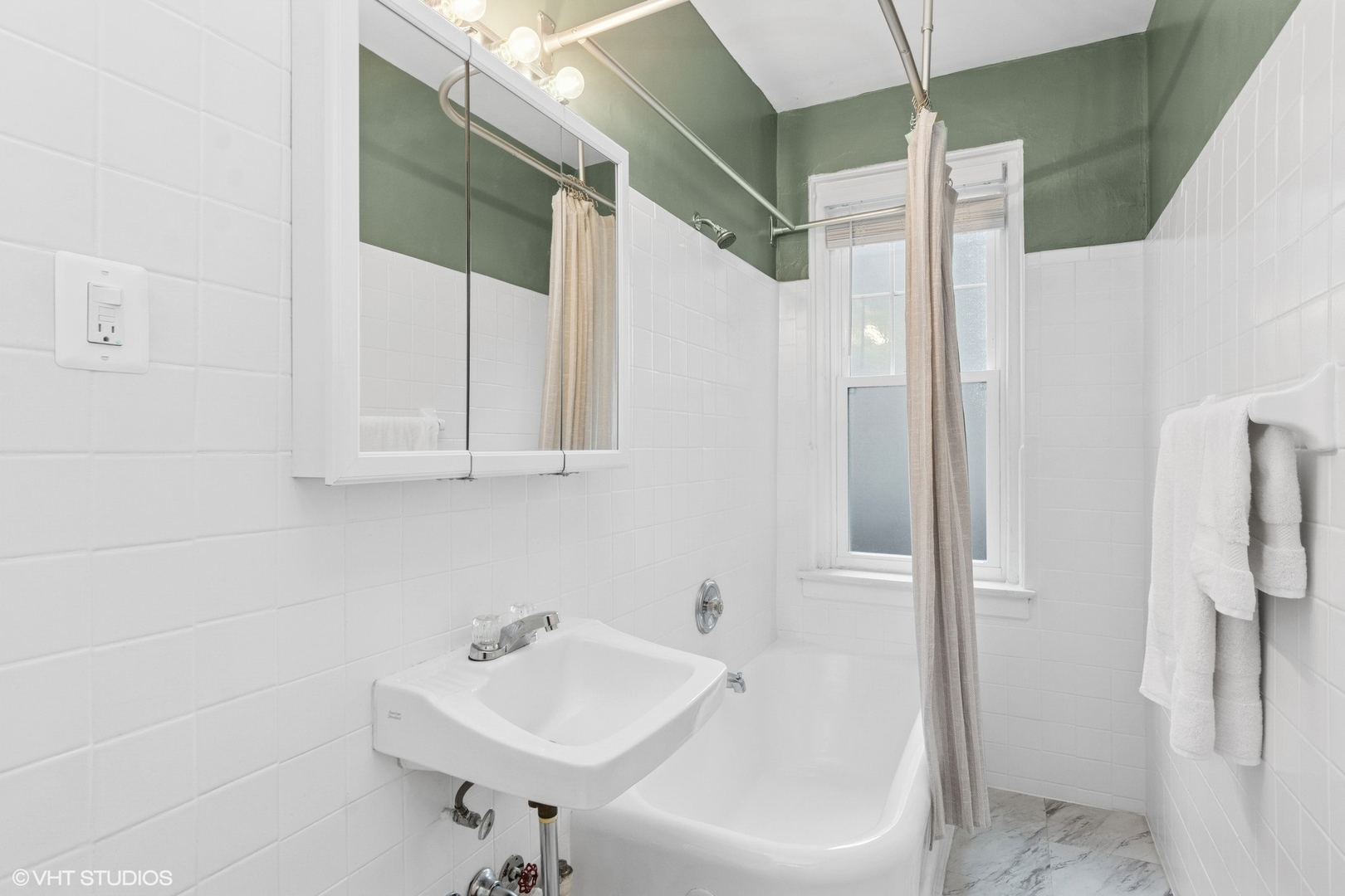 6334 North Sheridan Road, Unit 1D Chicago, IL 60660 - Photo 12 of 15 a bathroom with a sink and shower