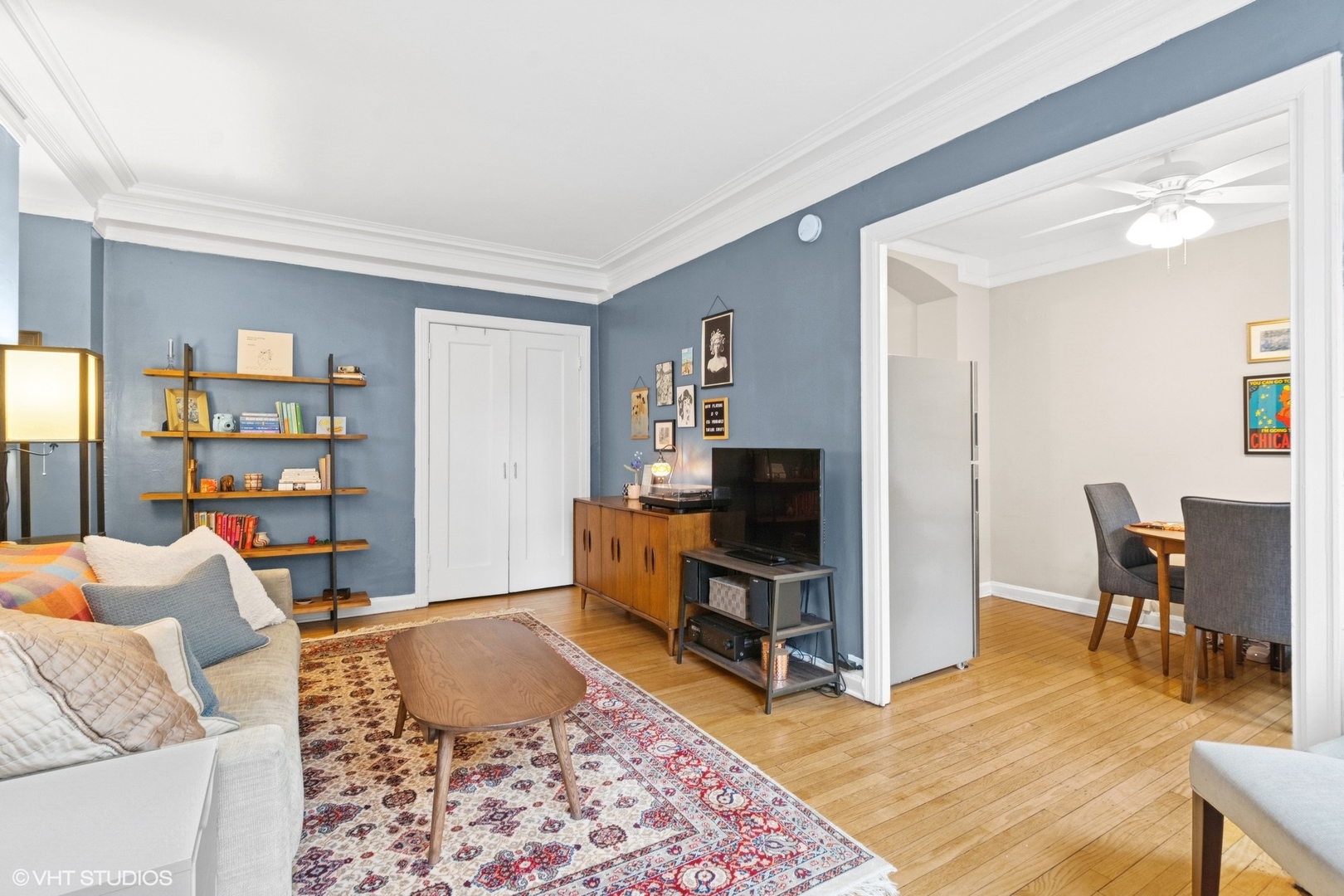6334 North Sheridan Road, Unit 1D Chicago, IL 60660 - Photo 6 of 15 a living room with furniture and a flat screen tv
