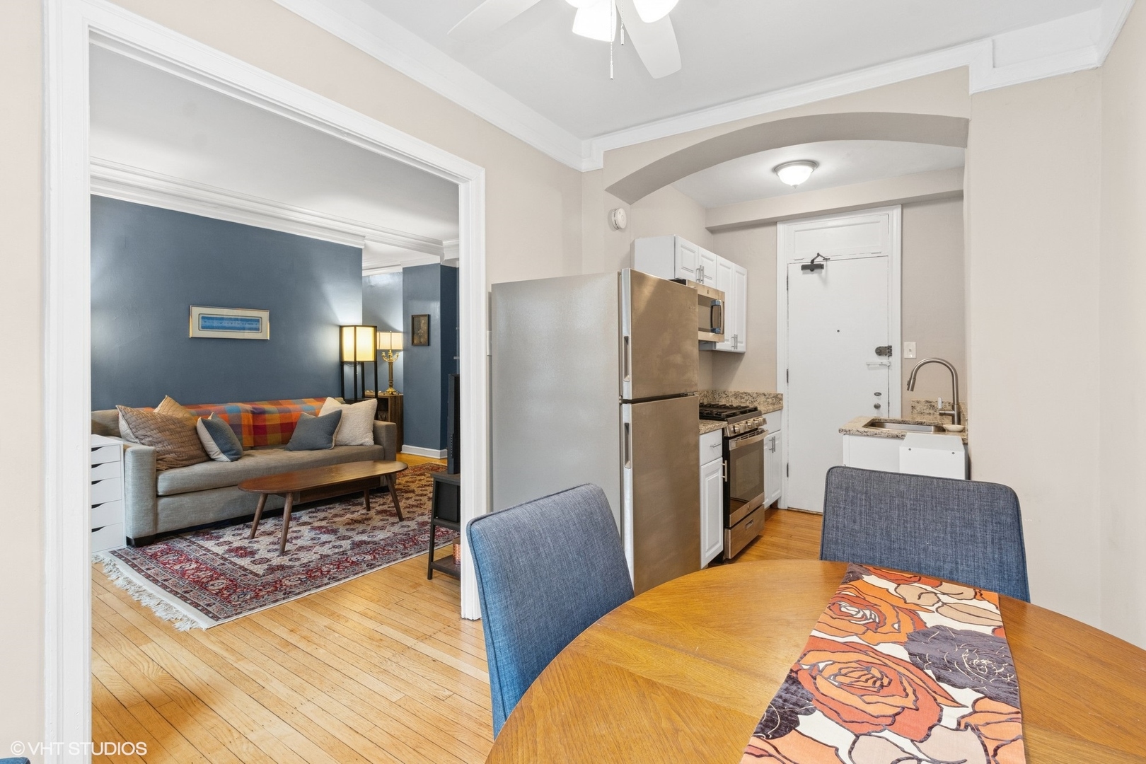 6334 North Sheridan Road, Unit 1D Chicago, IL 60660 - Photo 8 of 15 a bed room with a bed a couch and a potted plant
