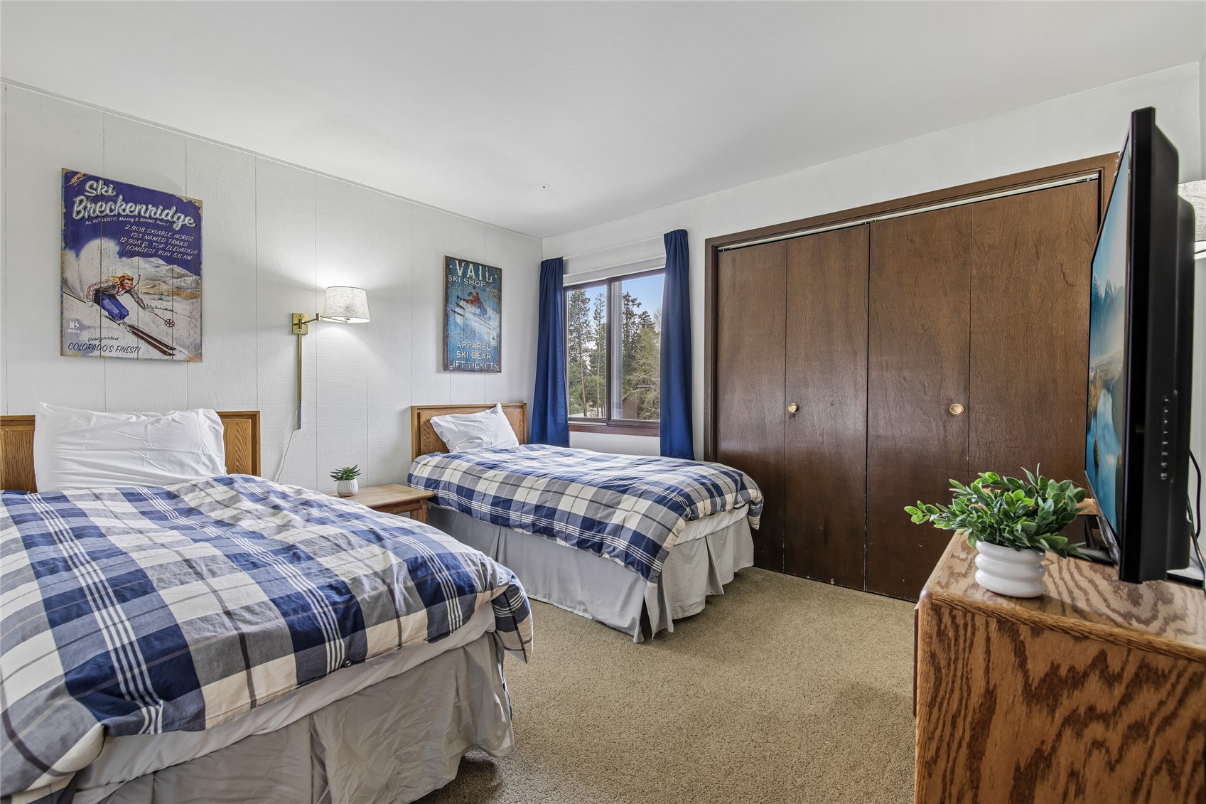 423 Wild Irishman Road, Unit 1008 1009 Keystone, CO 80435 - Photo 21 of 28 a bedroom with two beds and a potted plant