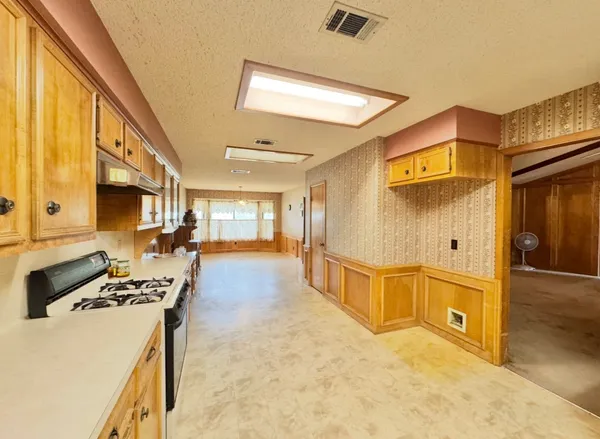 $549,000 | 2410 State Highway 95, Elgin, TX 78621