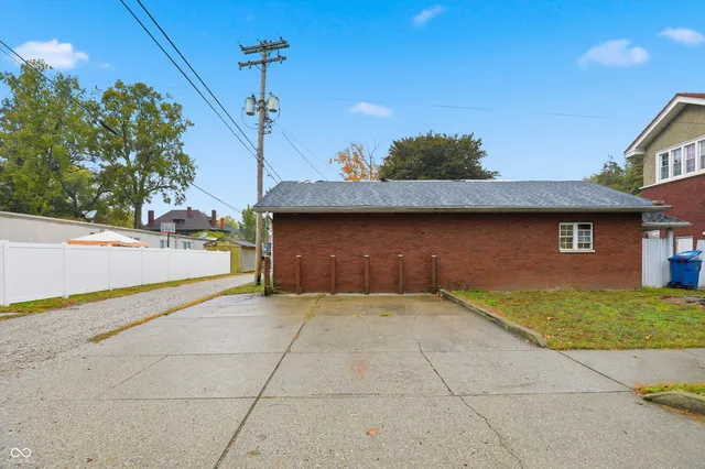 $179,900 | 831 South Center Street, Terre Haute, IN 47807