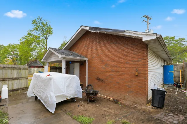 $179,900 | 831 South Center Street, Terre Haute, IN 47807