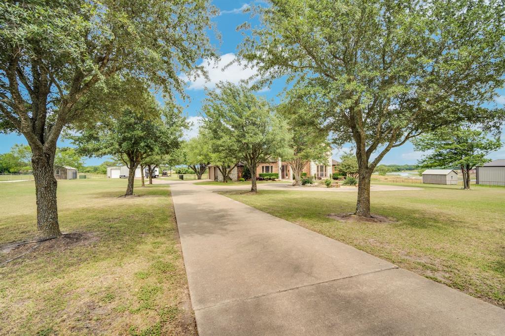 241 Cody Road Ennis, TX 75119 - Photo 4 of 40