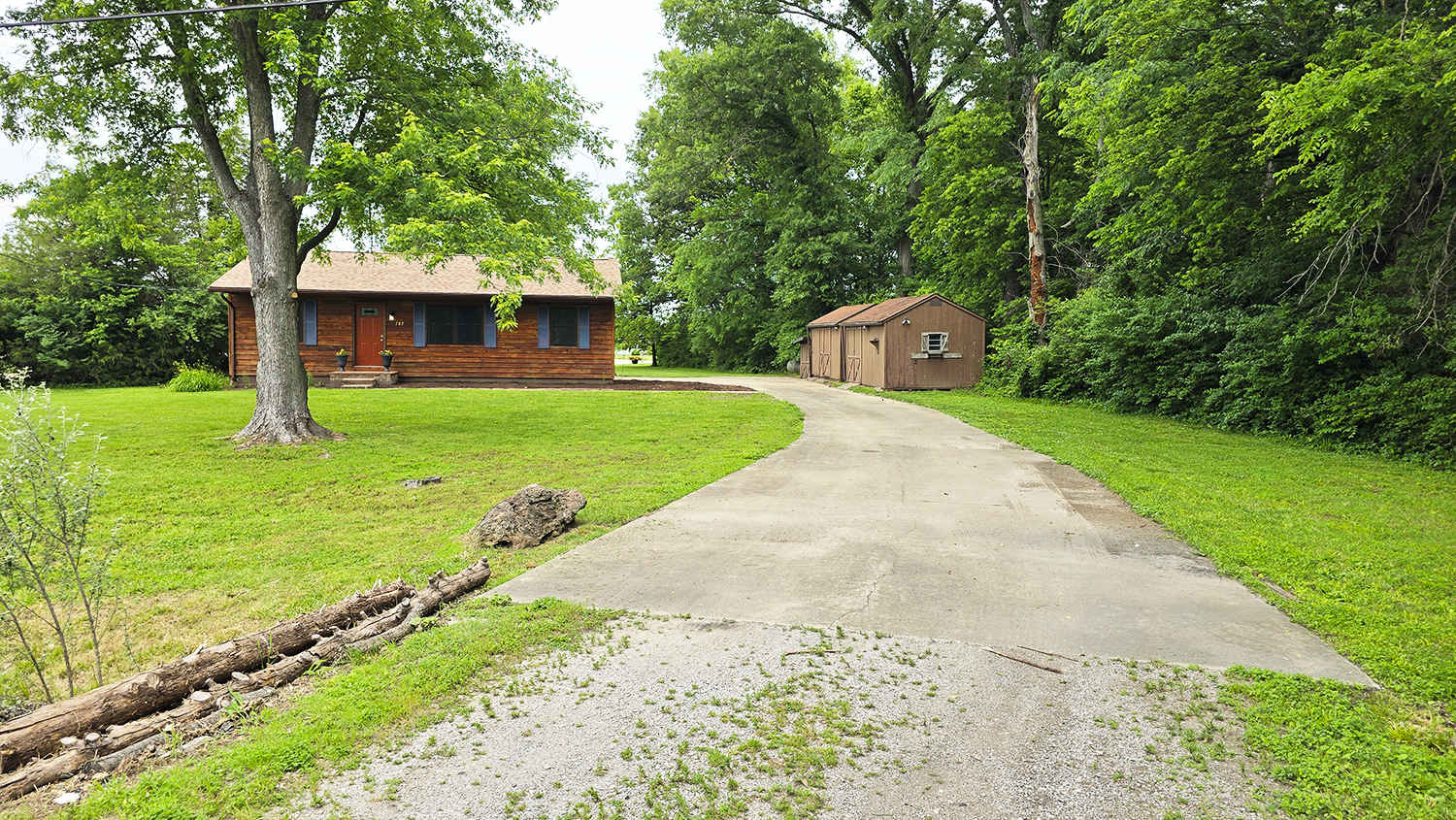 787 Walnut Hill Road Centralia, IL 62801 - Photo 2 of 42 a front view of a house with garden