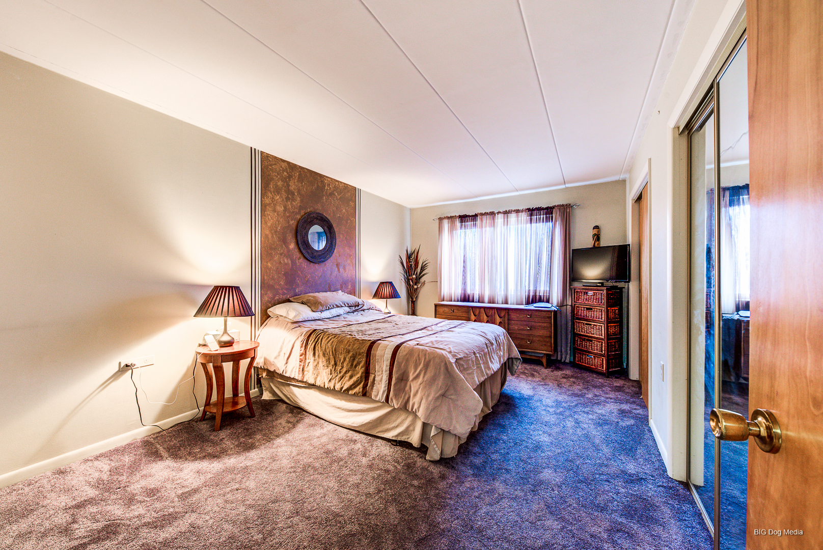 940 Holbrook Road, Unit 33B Homewood, IL 60430 - Photo 14 of 24 a spacious bedroom with a bed and a closet