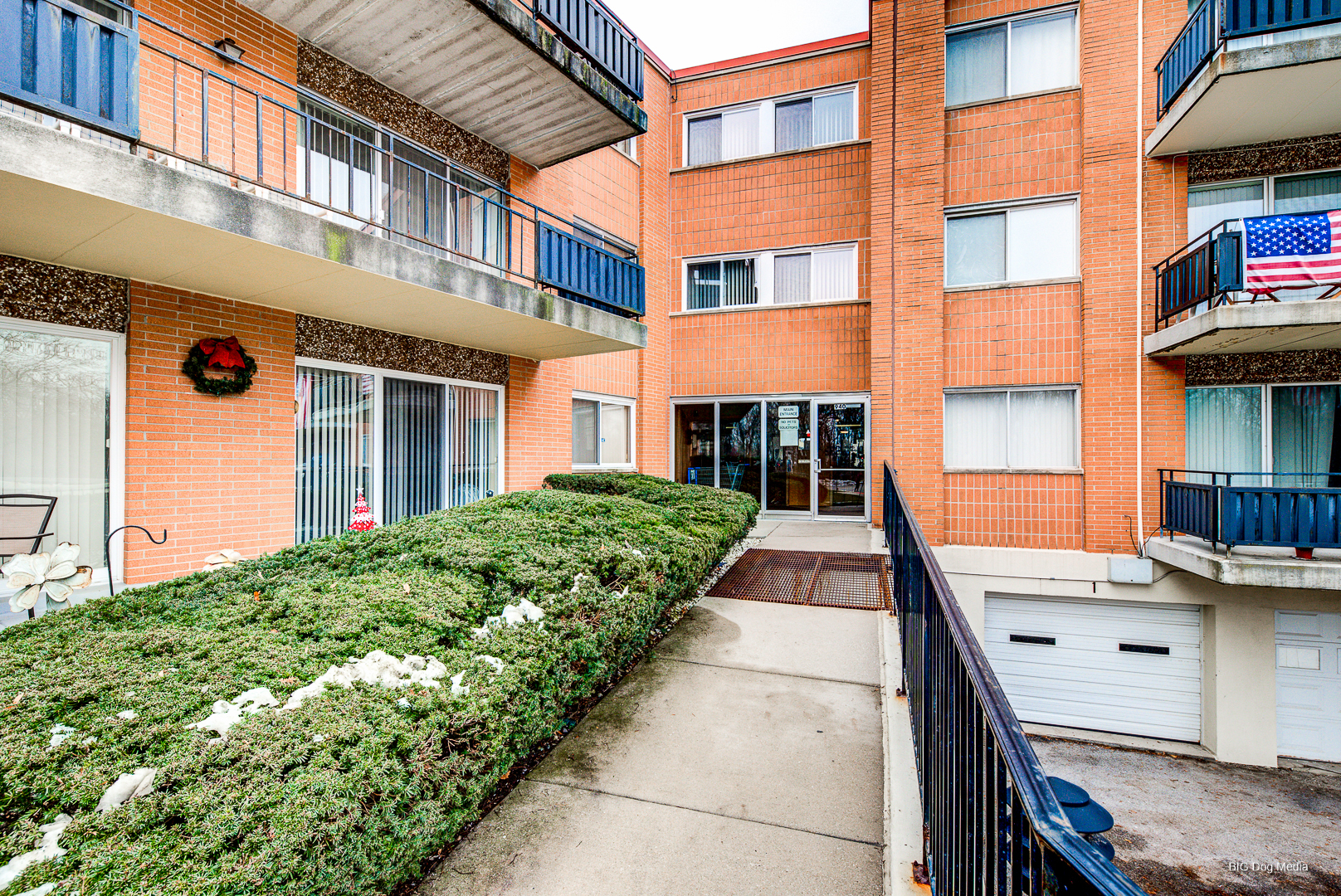 940 Holbrook Road, Unit 33B Homewood, IL 60430 - Photo 2 of 24 a front view of a building