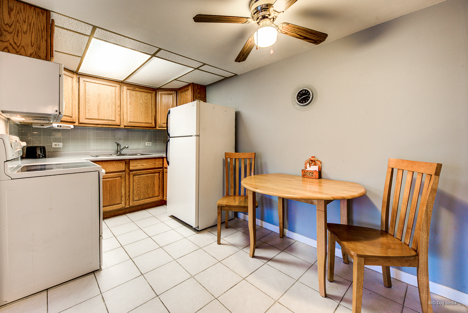 940 Holbrook Road, Unit 33B Homewood, IL 60430 - Photo 10 of 24 a view of a kitchen with a dining table and chairs