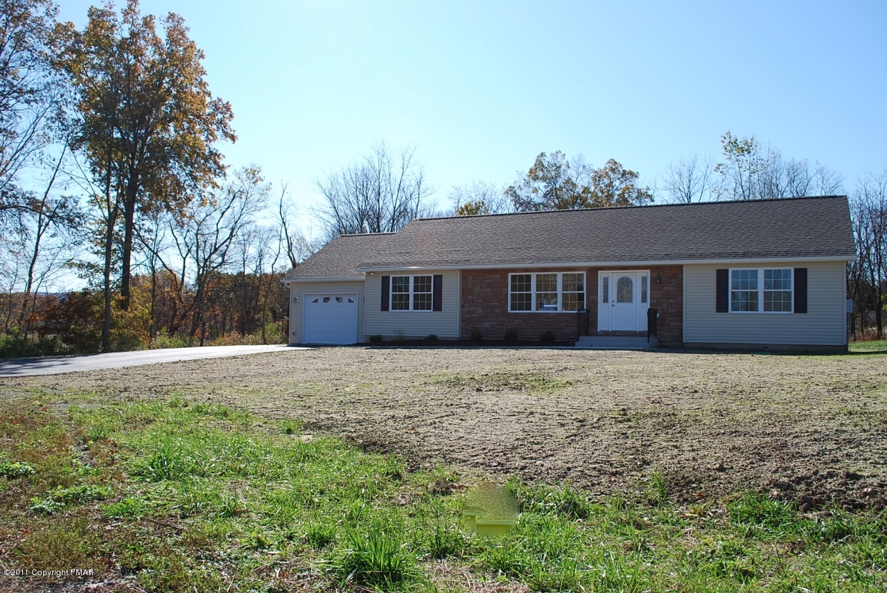 6 Michaels Run Road Stroudsburg, PA 18360 - Photo 3 of 9 Roomy Ranch!