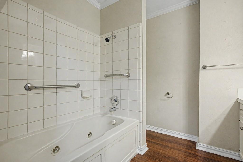 2104 Wainwright Court Longview, TX 75605 - Photo 11 of 31 a bathroom with a bathtub
