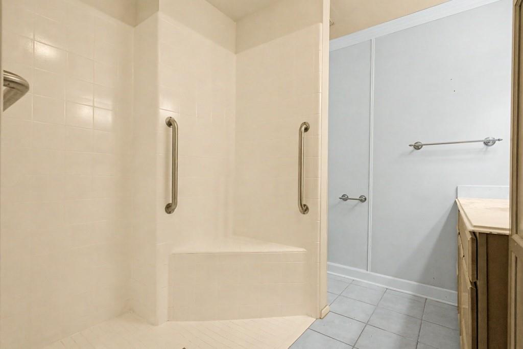 2104 Wainwright Court Longview, TX 75605 - Photo 9 of 31 a bathroom with a bathtub