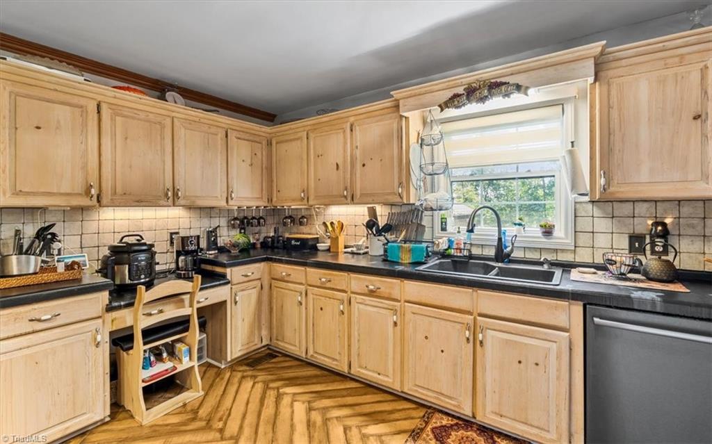 1973 Old Mountain Road Thomasville, NC 27360 - Photo 13 of 46