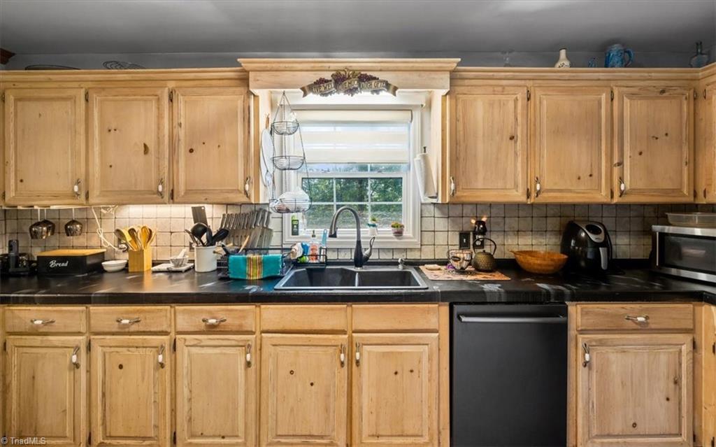 1973 Old Mountain Road Thomasville, NC 27360 - Photo 15 of 46