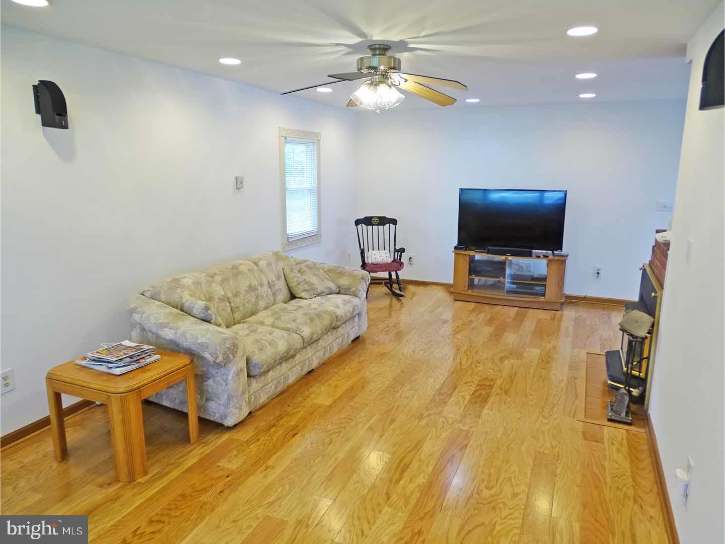 74 Border Rock Road Levittown, PA 19057 - Photo 3 of 25 Gallery Image 3
