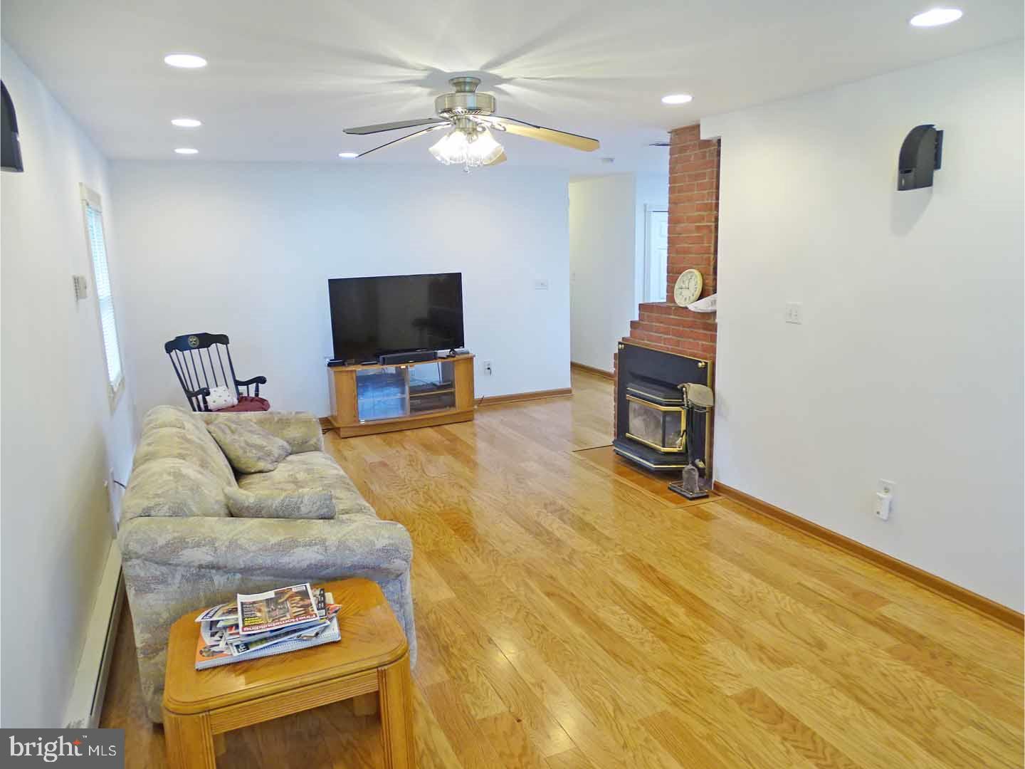 74 Border Rock Road Levittown, PA 19057 - Photo 4 of 25 Gallery Image 4