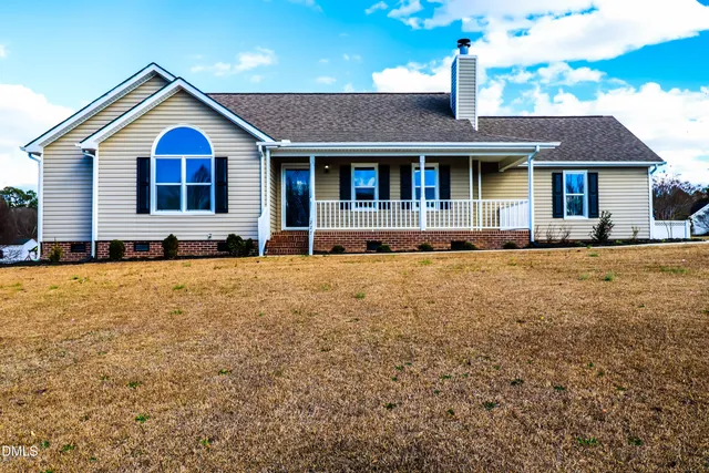 a view of a yard in front of the house