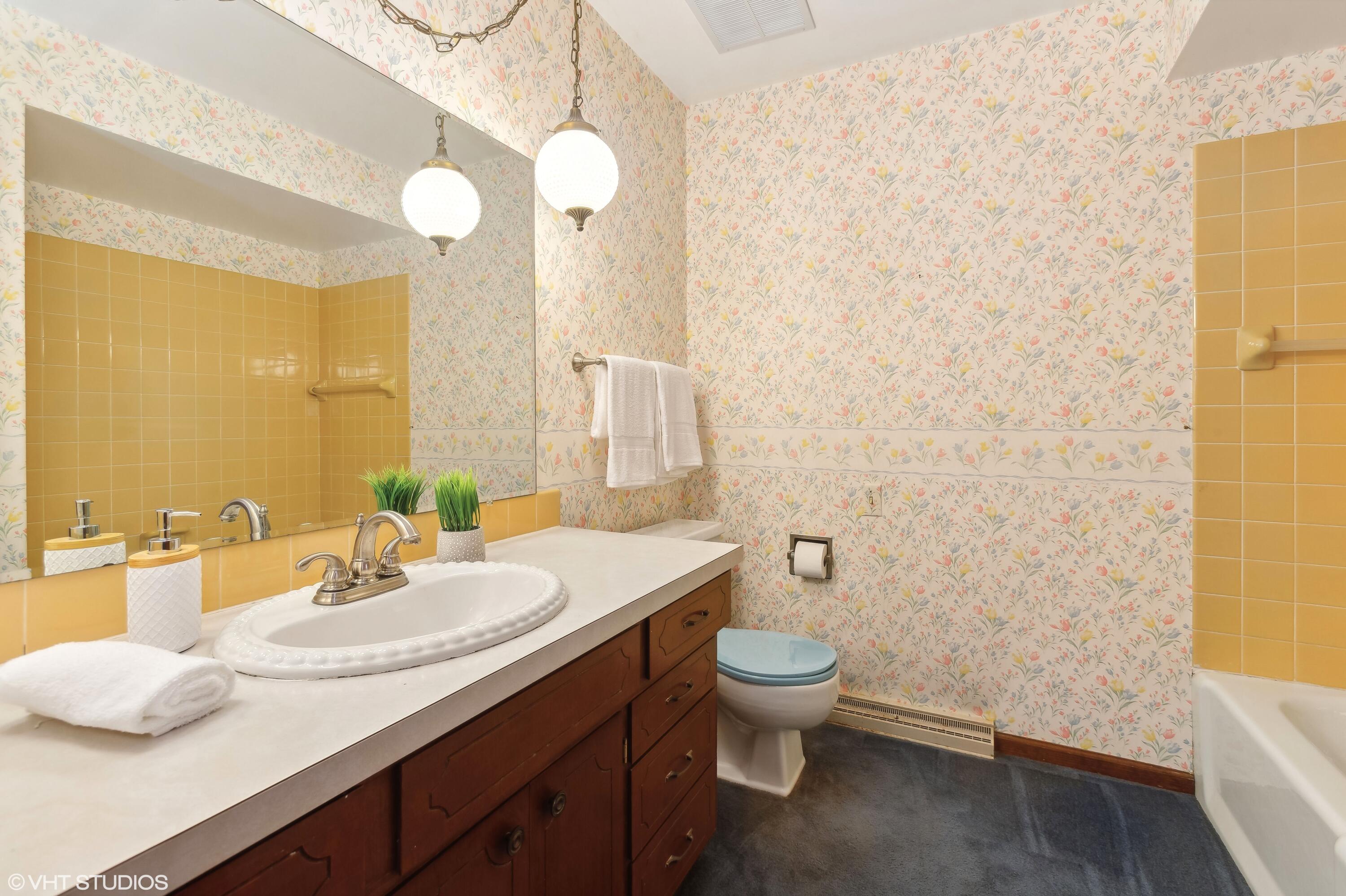 884 Oakridge Road St. Joseph, MI 49085 - Photo 12 of 17 SECOND FLOOR BATH