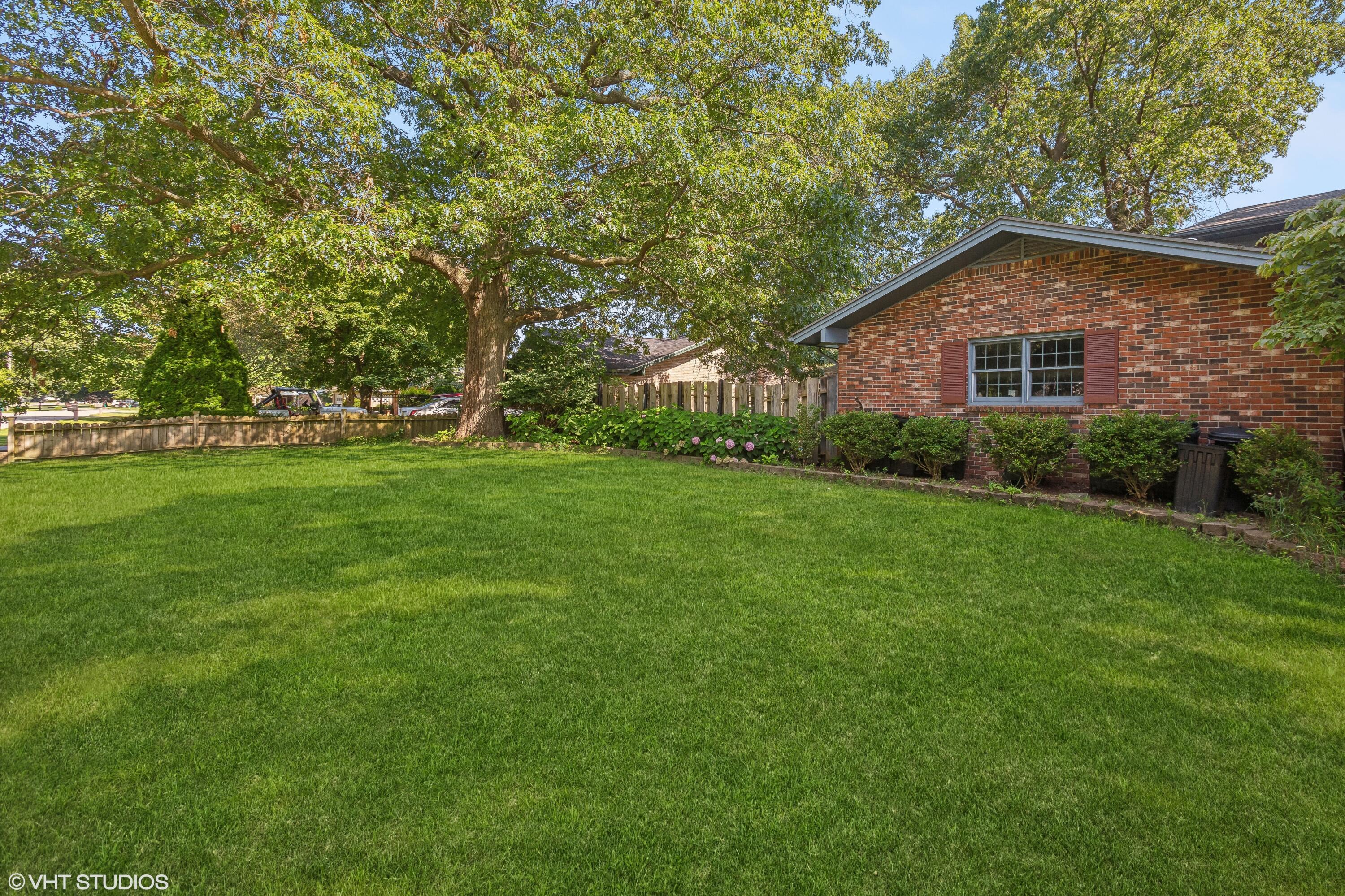 884 Oakridge Road St. Joseph, MI 49085 - Photo 2 of 17 02_884OakridgeDr_2003_HiRes