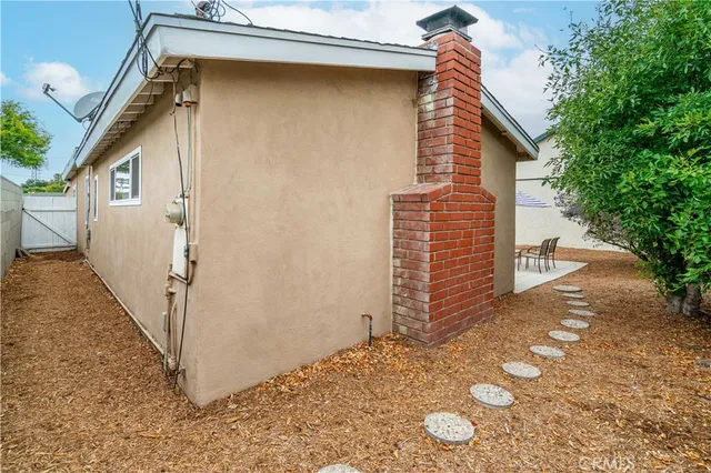 a view of a house with backyard