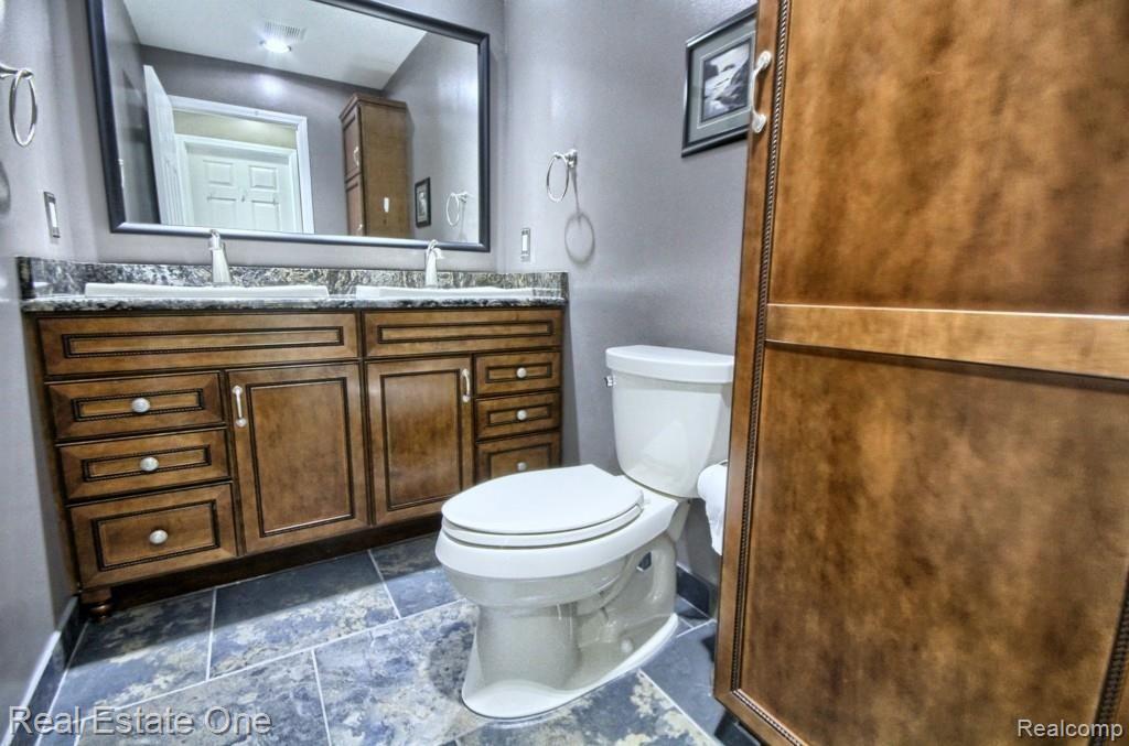 32451 South River Road Harrison Township, MI 48045 - Photo 25 of 37 25.jpg