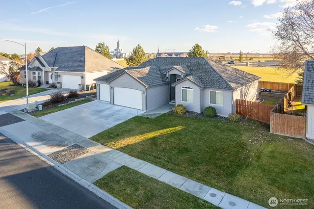 a view of a house with a backyard