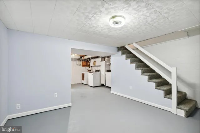 a view of entryway and hall