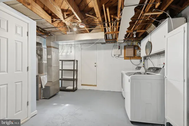 a view of utility room