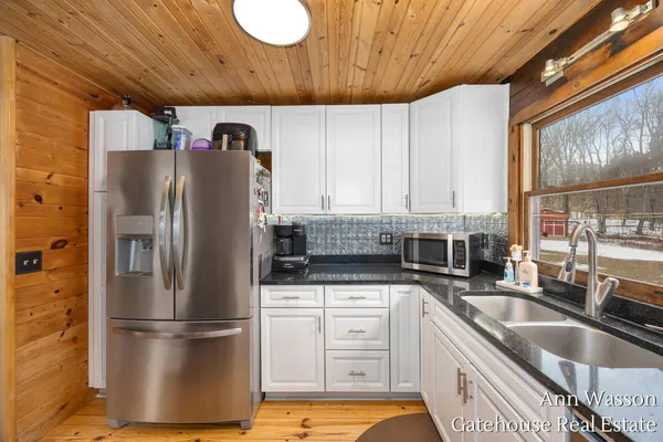 $500,000 | 17160 8 Mile Road, Stanwood, MI 49346