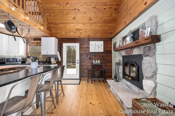 $500,000 | 17160 8 Mile Road, Stanwood, MI 49346