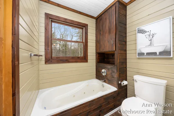 $500,000 | 17160 8 Mile Road, Stanwood, MI 49346