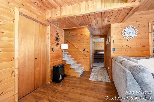 $500,000 | 17160 8 Mile Road, Stanwood, MI 49346