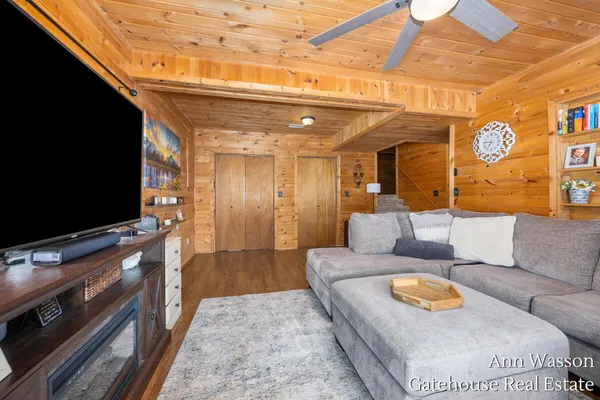 $500,000 | 17160 8 Mile Road, Stanwood, MI 49346