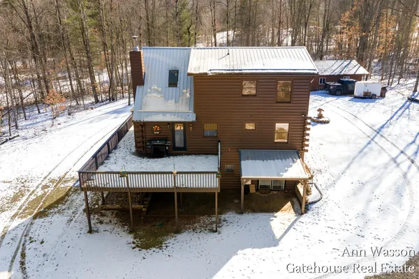 $500,000 | 17160 8 Mile Road, Stanwood, MI 49346