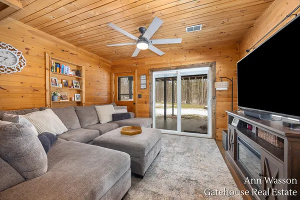 $500,000 | 17160 8 Mile Road, Stanwood, MI 49346