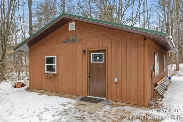 $500,000 | 17160 8 Mile Road, Stanwood, MI 49346