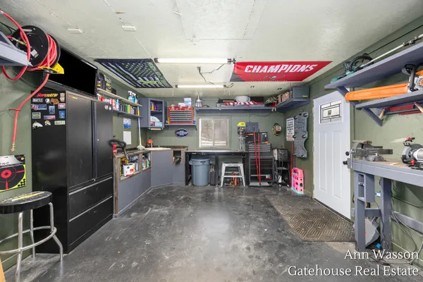 $500,000 | 17160 8 Mile Road, Stanwood, MI 49346