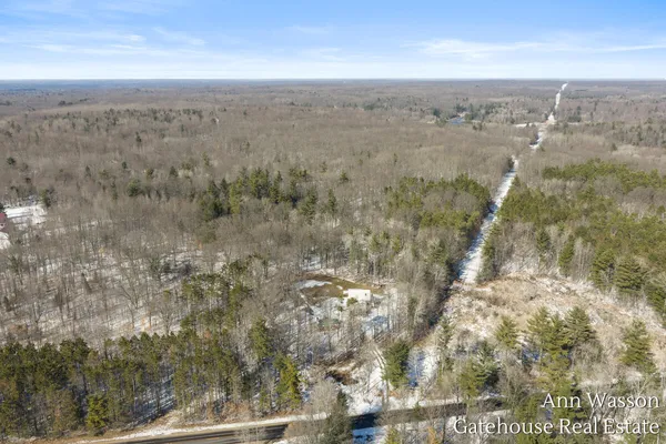 $500,000 | 17160 8 Mile Road, Stanwood, MI 49346