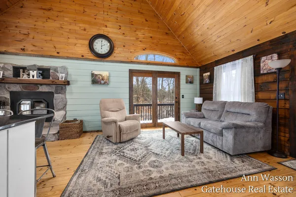 $500,000 | 17160 8 Mile Road, Stanwood, MI 49346