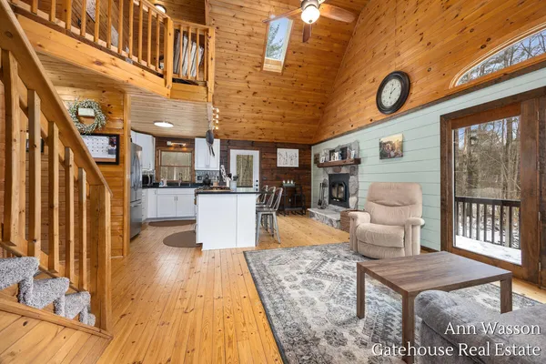 $500,000 | 17160 8 Mile Road, Stanwood, MI 49346