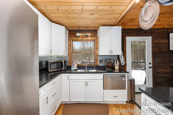 $500,000 | 17160 8 Mile Road, Stanwood, MI 49346