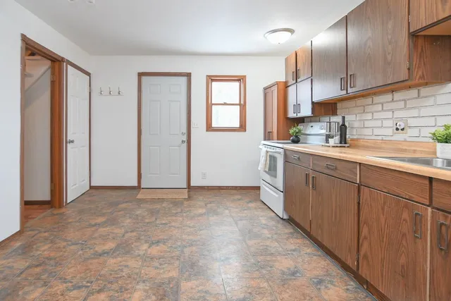 $205,900 | 1129 South Chestnut Avenue, Green Bay, WI 54304