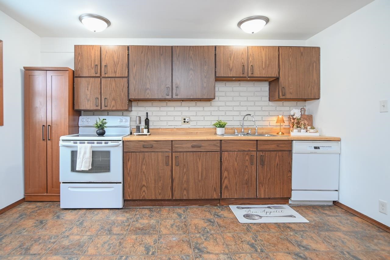 1129 South Chestnut Avenue Green Bay, WI 54304 - Photo 14 of 43