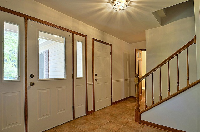 715 Roberts Lane Batavia, IL 60510 - Photo 3 of 24 a view of an entryway